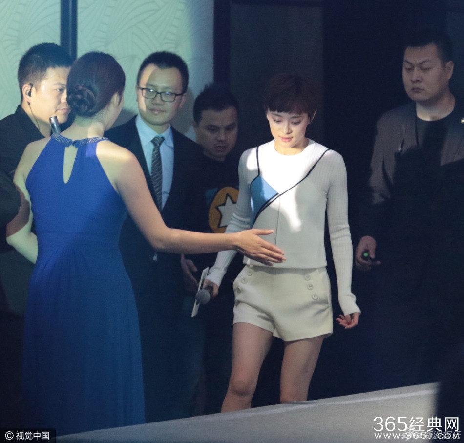 孙俪大步流星 保镖护航尽显娘娘威仪