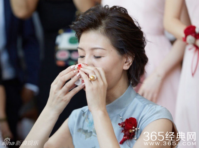 刘诗诗妈妈气质如兰走红 明星妈妈依旧美丽