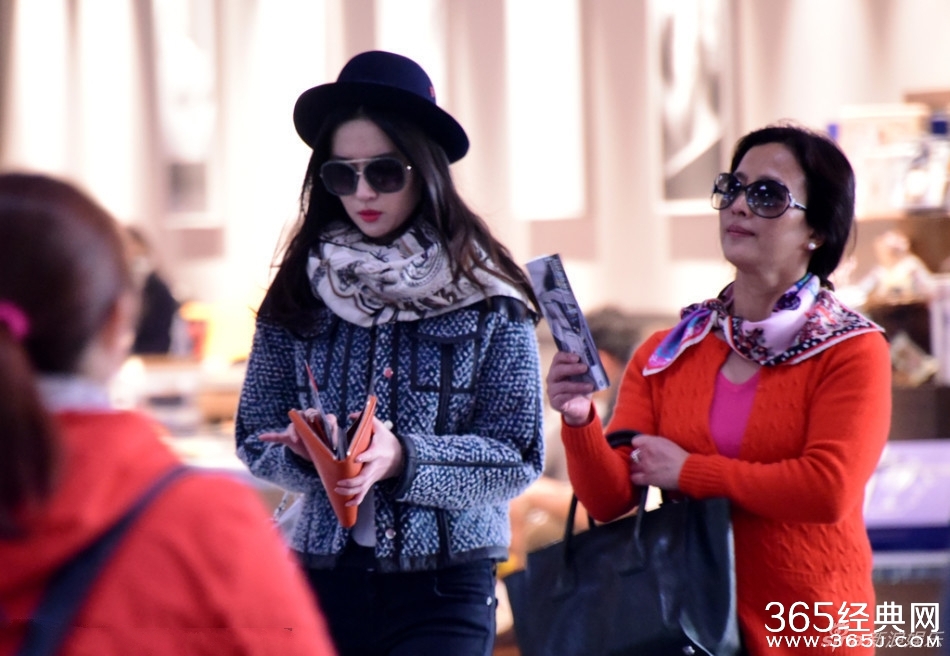刘诗诗妈妈气质如兰走红 明星妈妈依旧美丽