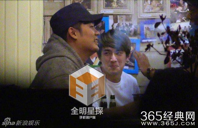 林更新携网红女友王柳会友 相拥热吻香脖