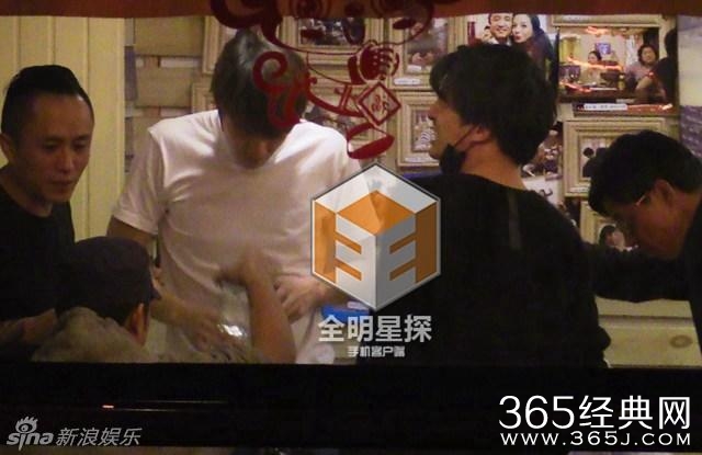 林更新携网红女友王柳会友 相拥热吻香脖