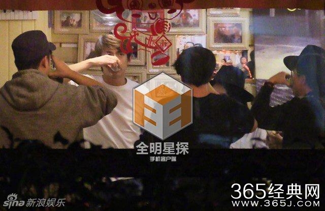 林更新携网红女友王柳会友 相拥热吻香脖