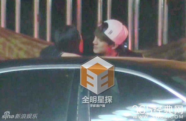 林更新携网红女友王柳会友 相拥热吻香脖