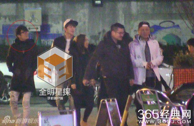 林更新携网红女友王柳会友 相拥热吻香脖