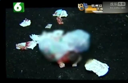 高空落下塑料袋 里面竟然是个婴儿