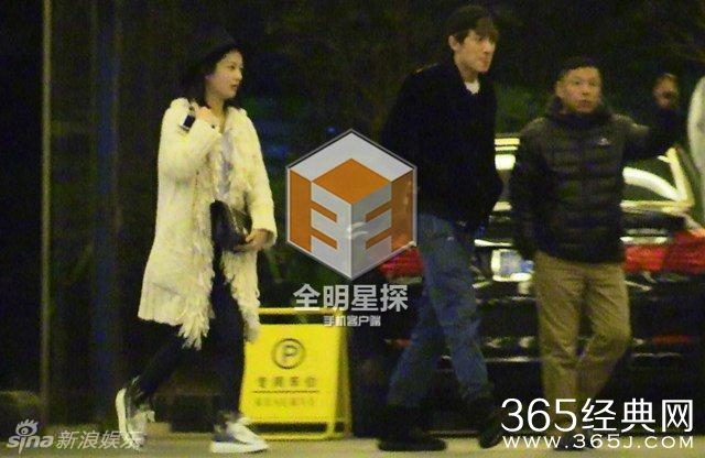 林更新携网红女友王柳会友 相拥热吻香脖