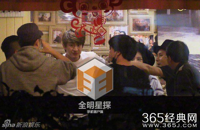 林更新携网红女友王柳会友 相拥热吻香脖