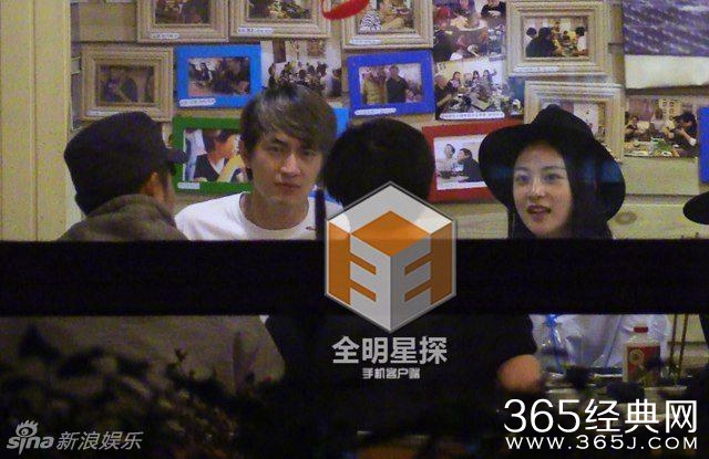 林更新携网红女友王柳会友 相拥热吻香脖