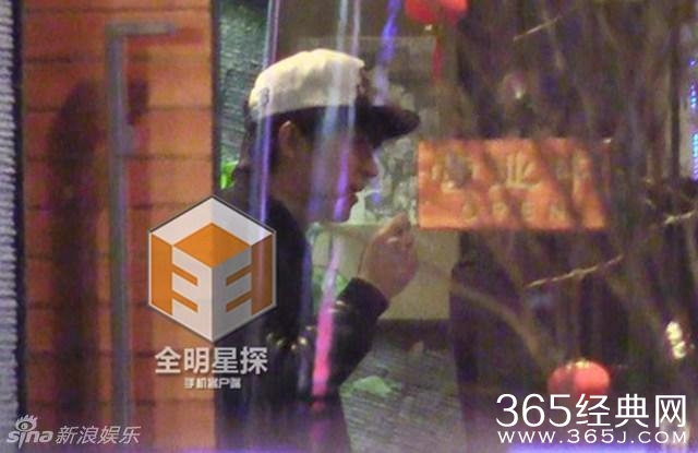 林更新携网红女友王柳会友 相拥热吻香脖