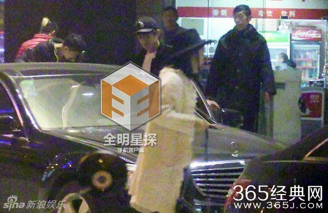 林更新携网红女友王柳会友 相拥热吻香脖