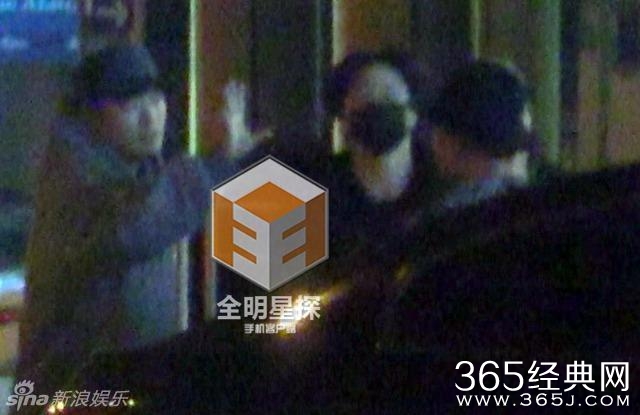 林更新携网红女友王柳会友 相拥热吻香脖