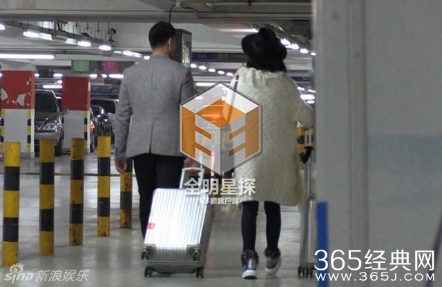 林更新携网红女友王柳会友 相拥热吻香脖