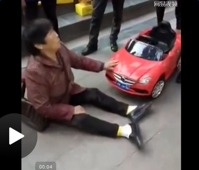 大妈被玩具车撞到视频 自称起不来了