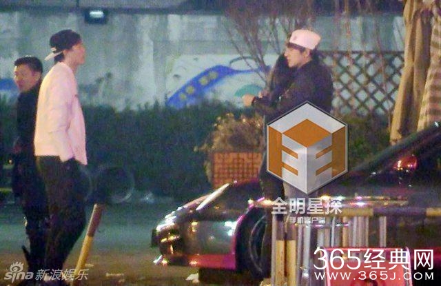 林更新携网红女友王柳会友 相拥热吻香脖