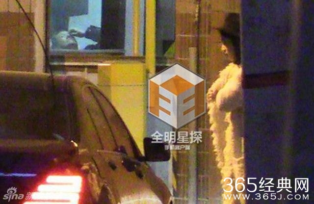 林更新携网红女友王柳会友 相拥热吻香脖