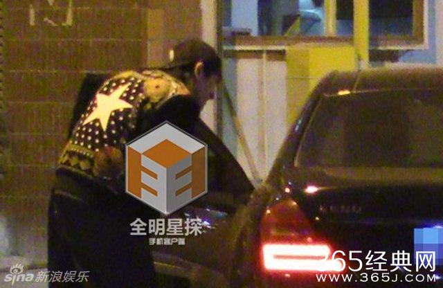 林更新携网红女友王柳会友 相拥热吻香脖