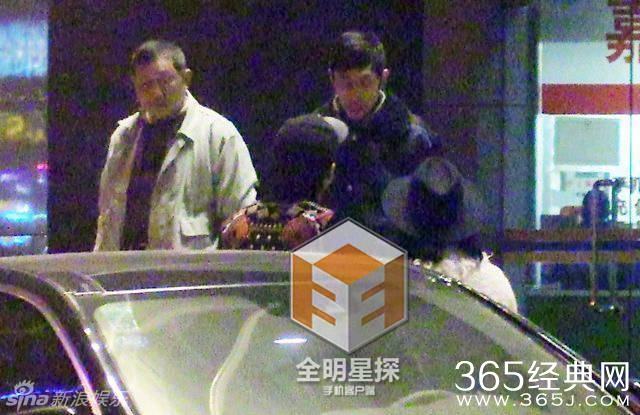 林更新携网红女友王柳会友 相拥热吻香脖