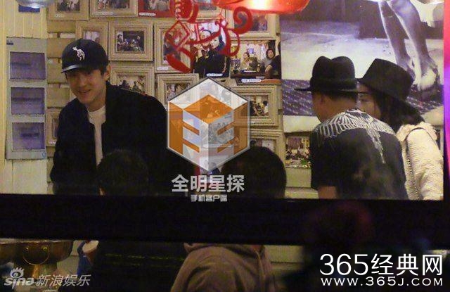 林更新携网红女友王柳会友 相拥热吻香脖