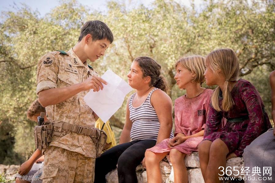 《太阳后裔》幕后有爱！宋仲基为乔妹遮阳