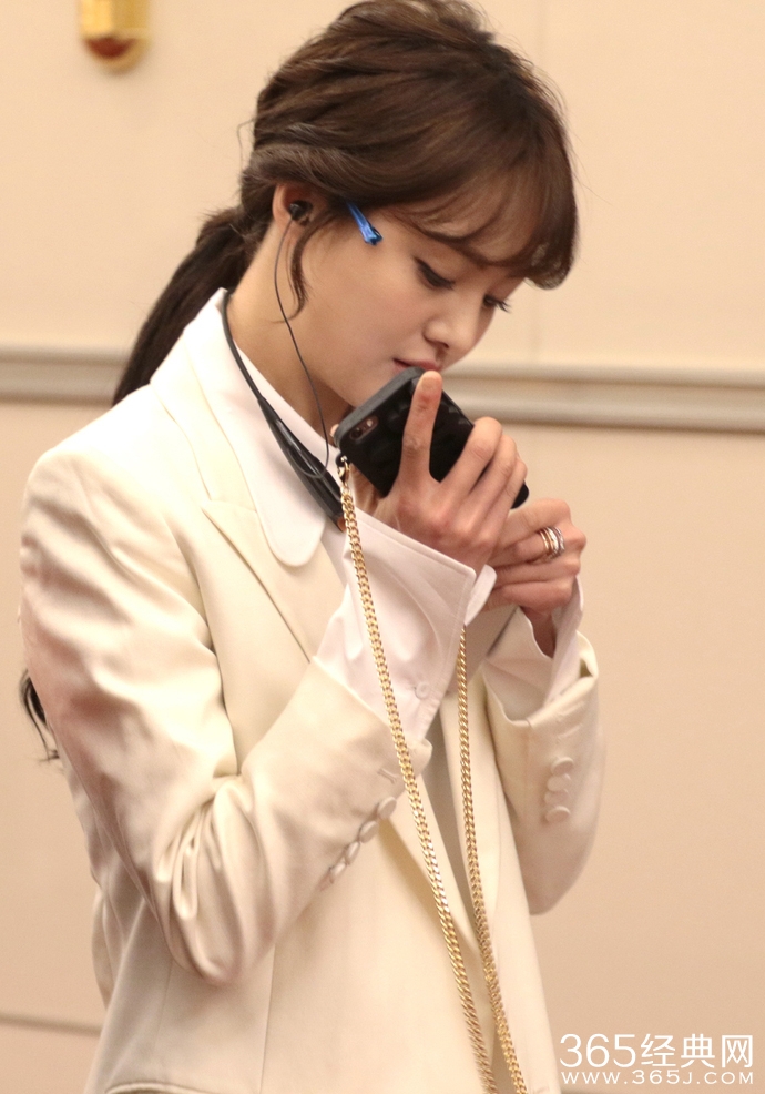 身穿白色小西装郑爽为粉丝贴心签名甜美可爱