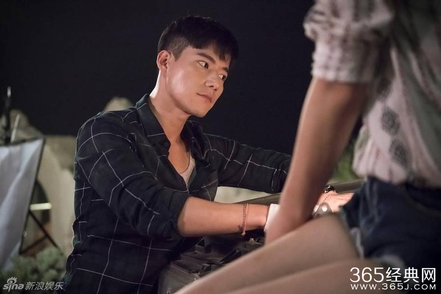 《太阳后裔》幕后有爱！宋仲基为乔妹遮阳