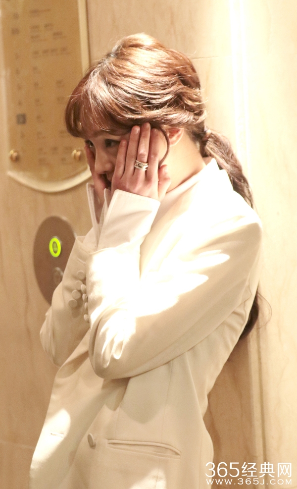 身穿白色小西装郑爽为粉丝贴心签名甜美可爱