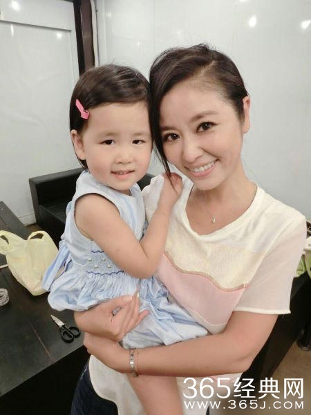 林心如见超大披萨眉开眼笑 网友：林老板真壕