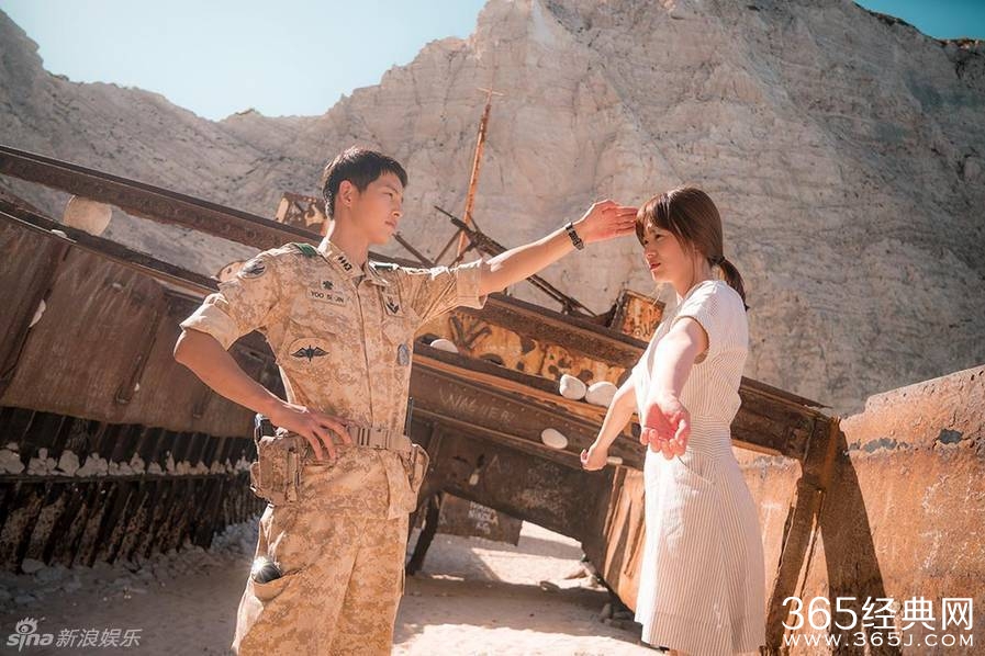 《太阳后裔》幕后有爱！宋仲基为乔妹遮阳