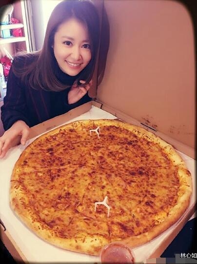 林心如见超大披萨眉开眼笑 网友：林老板真壕