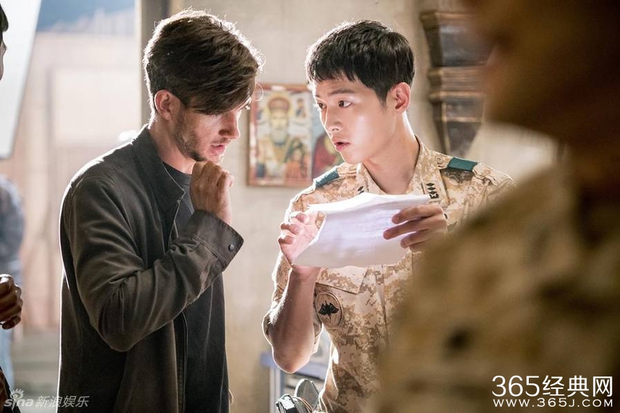 《太阳后裔》幕后有爱！宋仲基为乔妹遮阳