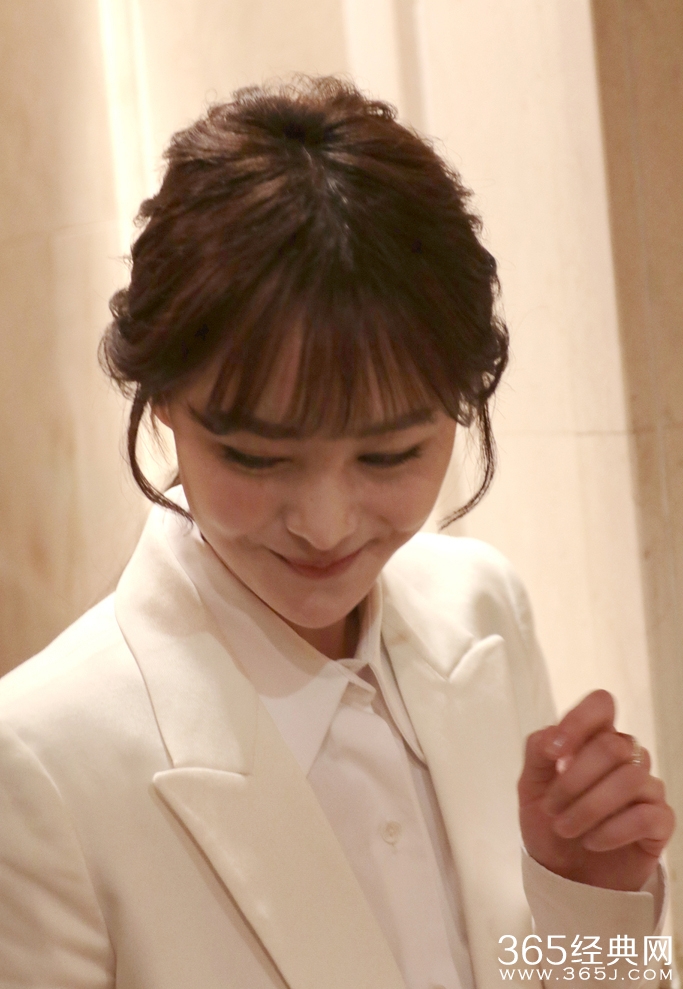 身穿白色小西装郑爽为粉丝贴心签名甜美可爱