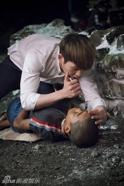 《太阳后裔》幕后有爱！宋仲基为乔妹遮阳