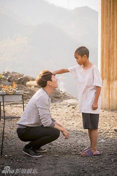 《太阳后裔》幕后有爱！宋仲基为乔妹遮阳