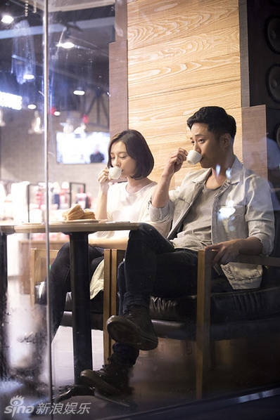 《太阳后裔》幕后有爱！宋仲基为乔妹遮阳