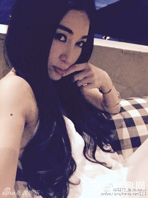 温碧霞穿长裙秀美背 女神50岁仍美艳动人