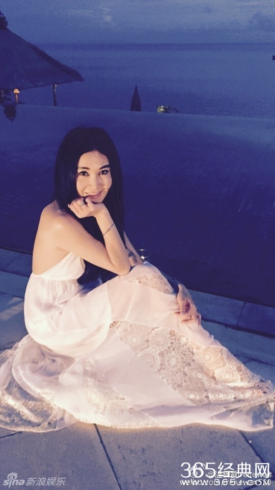 温碧霞穿长裙秀美背 女神50岁仍美艳动人