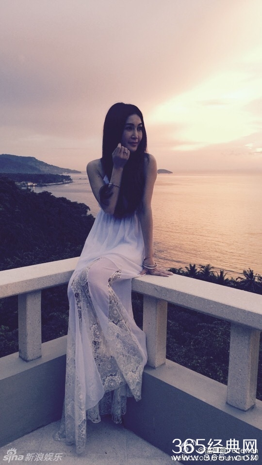 温碧霞穿长裙秀美背 女神50岁仍美艳动人