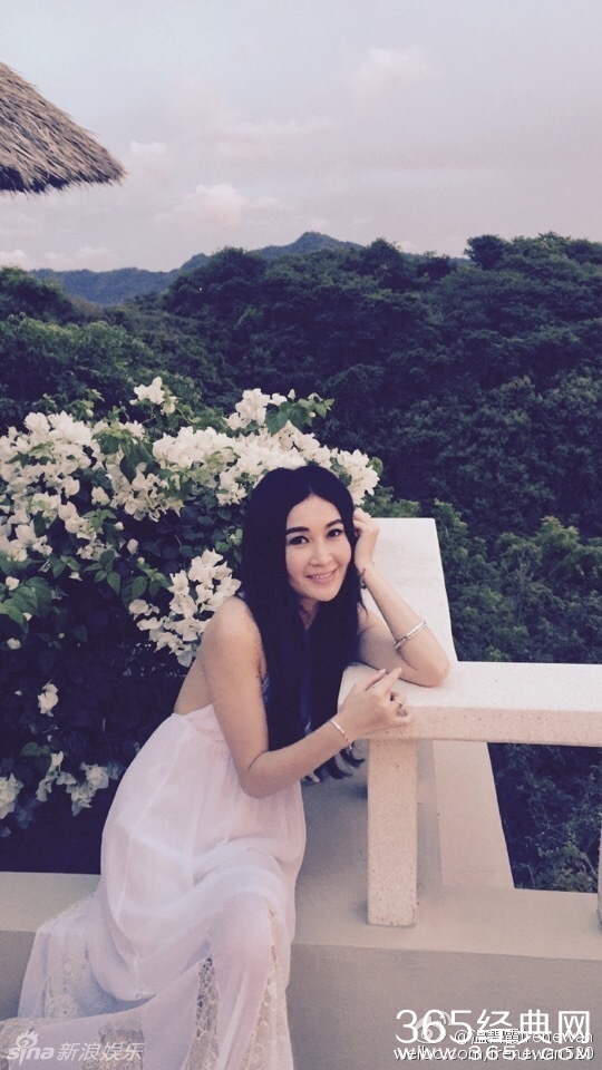 温碧霞穿长裙秀美背 女神50岁仍美艳动人