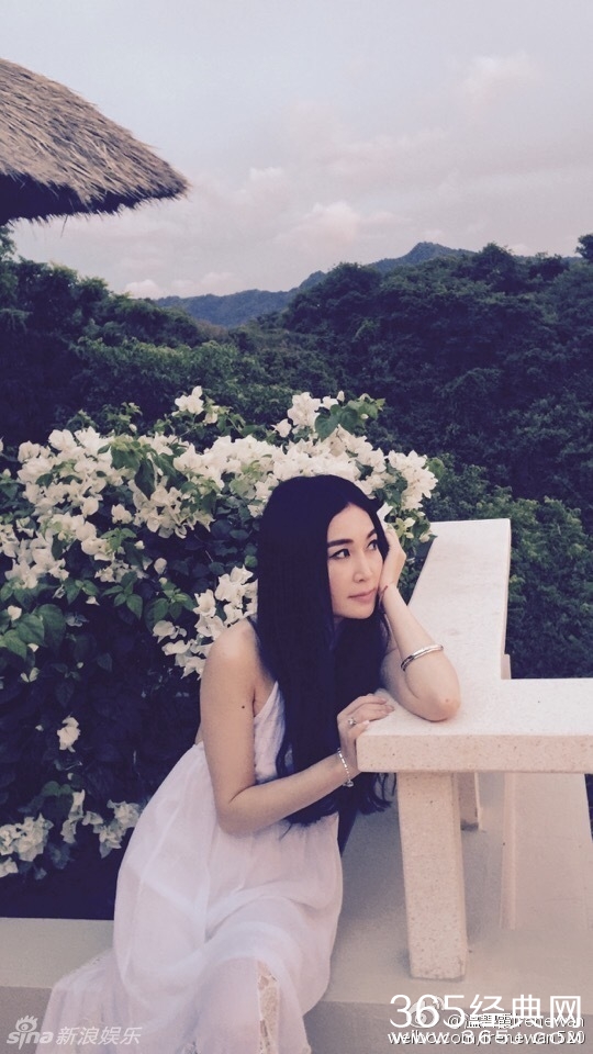 温碧霞穿长裙秀美背 女神50岁仍美艳动人