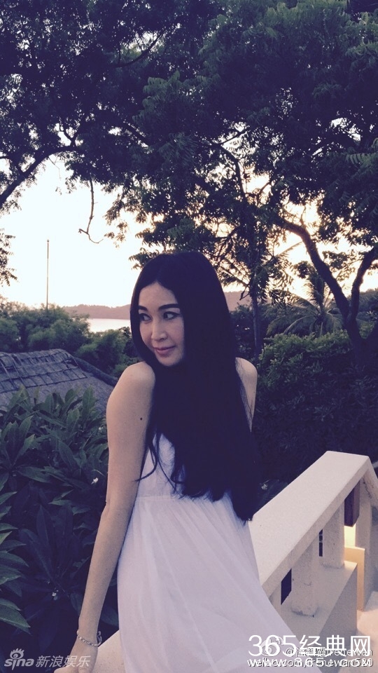 温碧霞穿长裙秀美背 女神50岁仍美艳动人