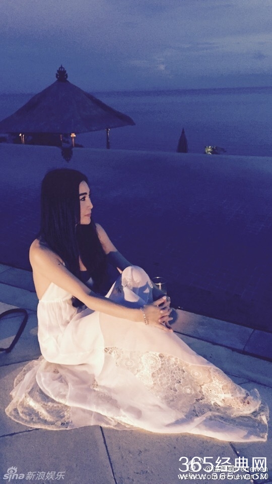 温碧霞穿长裙秀美背 女神50岁仍美艳动人