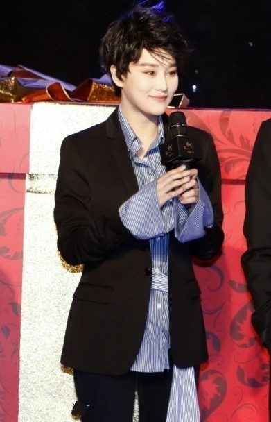 张馨予短发撞脸范冰冰 回应：关别人啥事