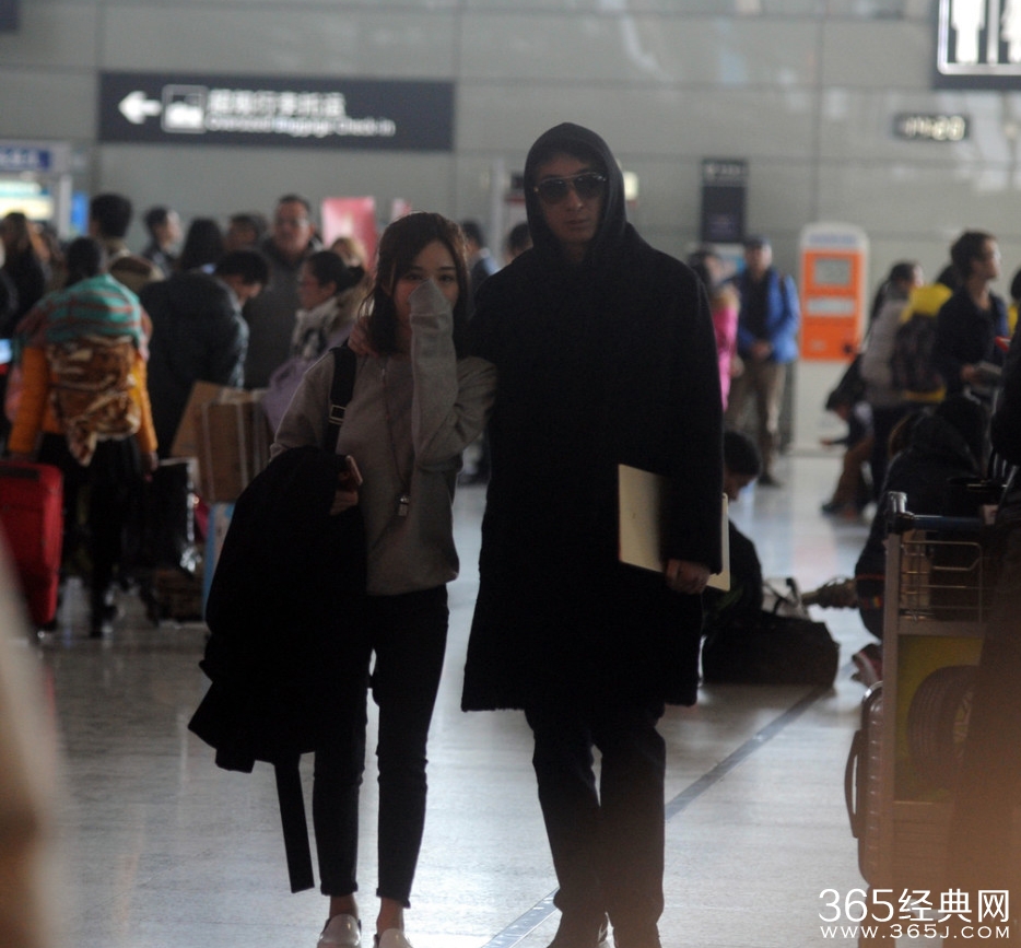 王思聪搂娇小女友秀恩爱