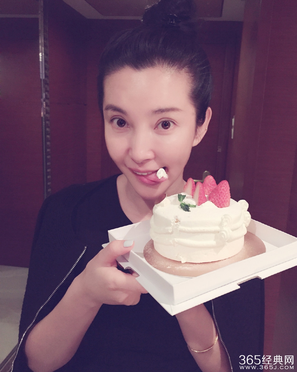李冰冰素颜吃蛋糕可爱卖萌