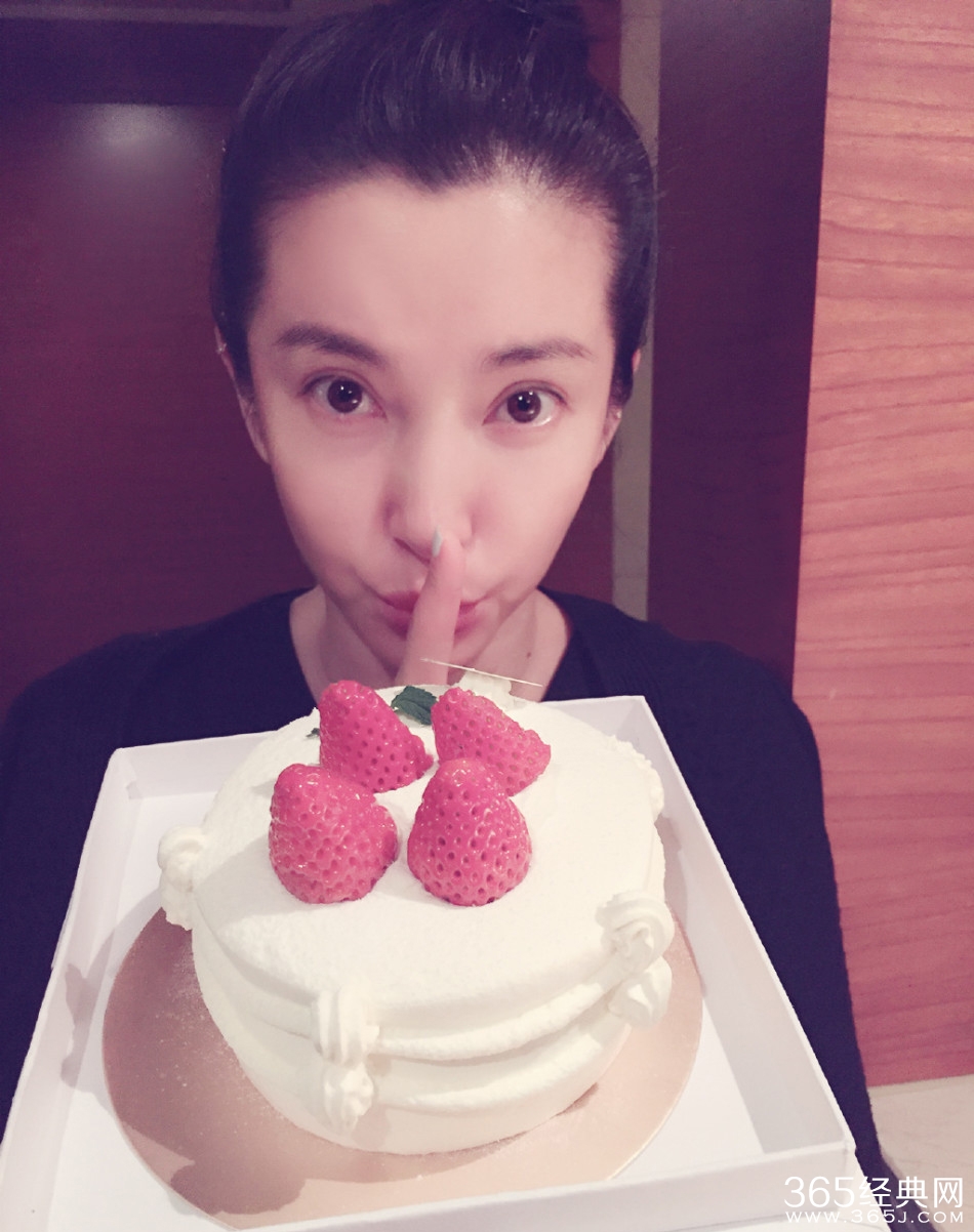 李冰冰素颜吃蛋糕可爱卖萌