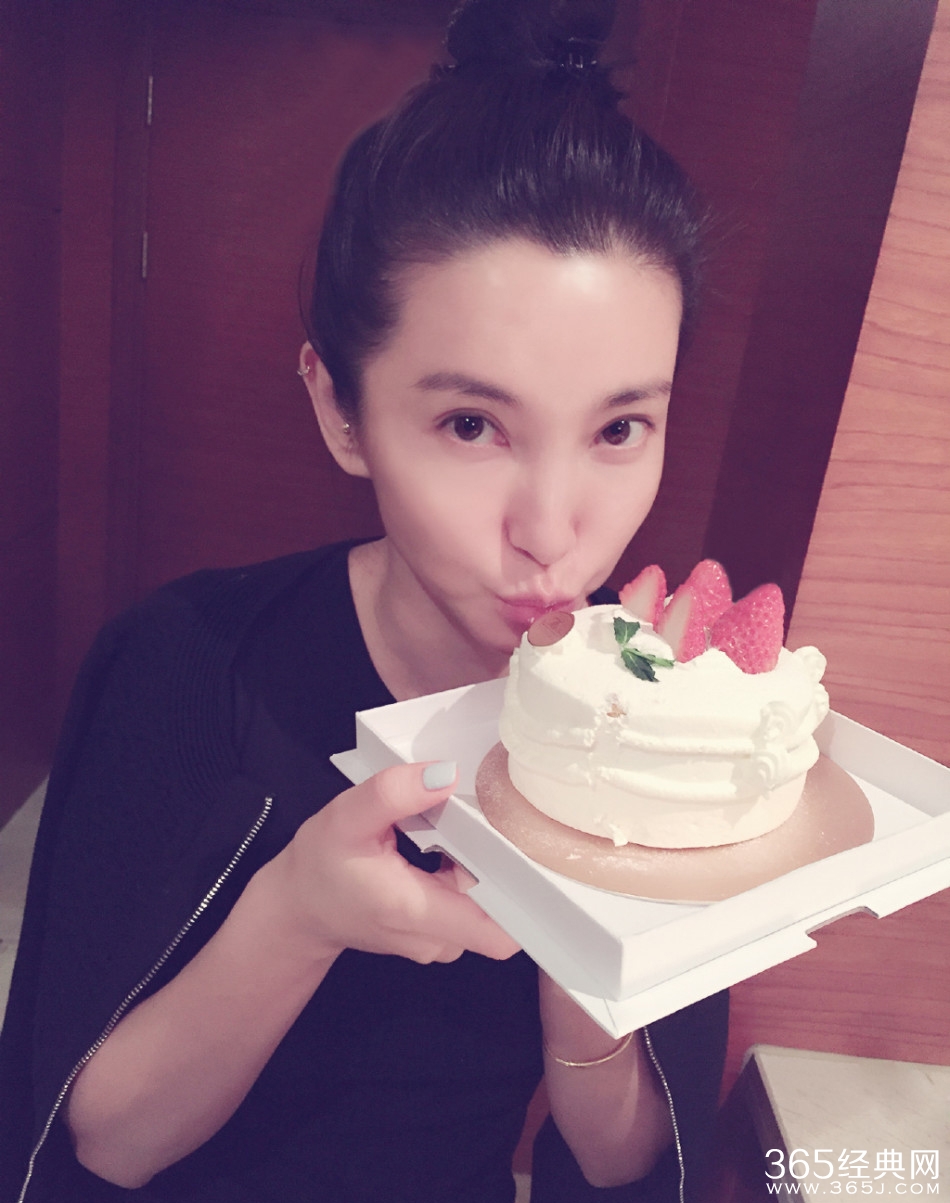 李冰冰素颜吃蛋糕可爱卖萌
