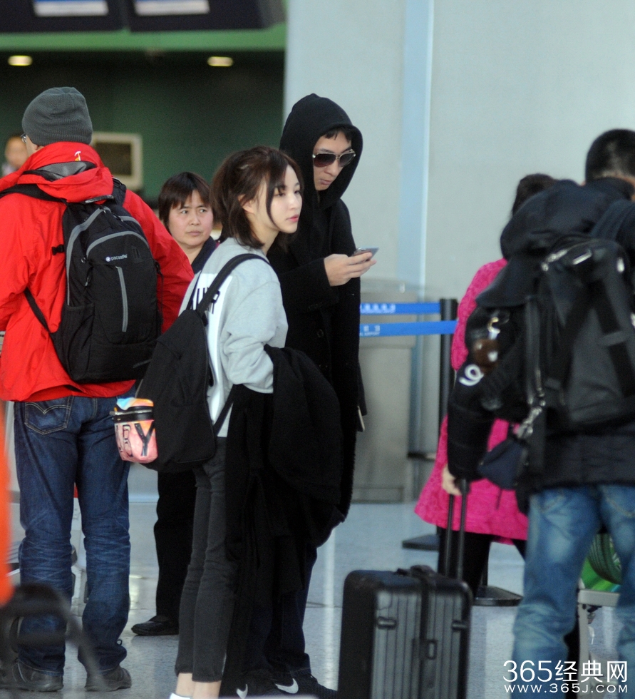 王思聪搂娇小女友秀恩爱