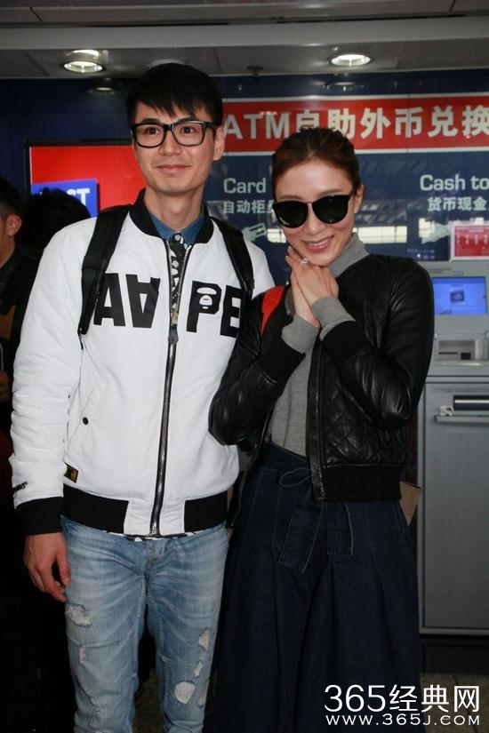 杨怡晒婚纱照示爱 罗仲谦:谢谢你的爱