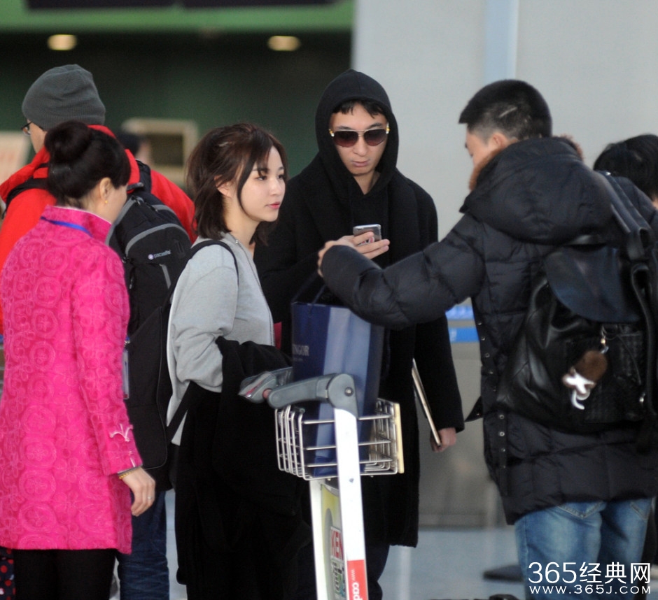 王思聪搂娇小女友秀恩爱