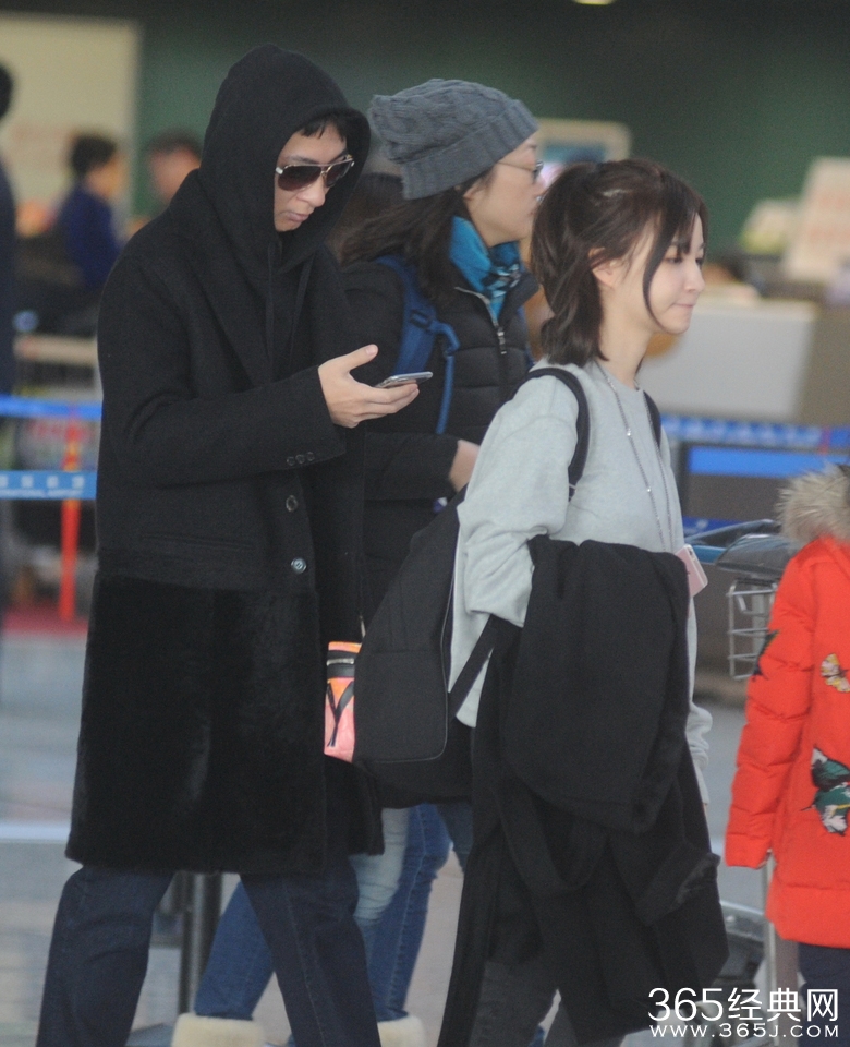 王思聪搂娇小女友秀恩爱